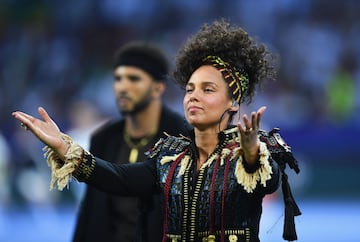 La actuación de Alicia Keys en la final de la Champions League 2016 en el Estadio San Siro de Milán, Italia, fue un momento histórico, ya que fue la primera vez que la UEFA incluyó un espectáculo musical previo al partido.
La cantante estadounidense interpretó su éxito 'Girl on Fire', acompañada de una coreografía con decenas de bailarines y efectos visuales impresionantes. También mezcló otros temas en su presentación, creando una atmósfera vibrante mientras caía la noche en Milán.