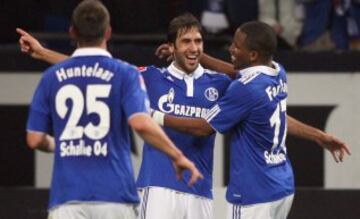 Tras 16 temporadas en el Real Madrid, Raúl debutó en el Schalke 04 el 31 de julio de 2010, ya en partido oficial.
Al inicio de su segunda campaña en el club, consigue su decimoctavo título a nivel de clubes, la Supercopa de Alemania, frente al Borussia Dortmund (0-0), por penaltis. El 19 de noviembre de 2011 se enfunda por primera vez el brazalete de capitán del club alemán en la victoria por 4-0 frente al F.C. Núremberg, en el que además marca un gol y da un asistencia.