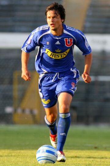 Waldo Ponce: El central y ex seleccionado nacional tuvo tres etapas en Universidad de Chile. La primera entre los años 2000 a 2003, período en el cual ganó el Torneo Nacional del 2000 y la Copa Chile del mismo año. Su segunda ocasión fue entre 2004 al 2007. Por último, el 2012 regresa por tercera ocasión a los azules, en donde es actual integrante del plantel. A pesar de no haber jugado un solo minuto, se suma a su palmarés la Copa Chile 2013 y el Apertura 2014.