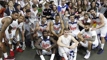 El Madrid posa con los aficionados en el 25 aniversario Los Ojos del Tigre.