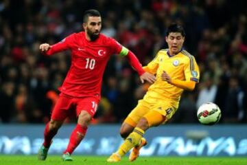 Turquía - Kazajistán. Arda Turan con Bauyrzhan Islamkhan.