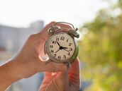 ¿Se adelanta o se atrasa?: todo lo que tienes que saber sobre el cambio de hora en Chile