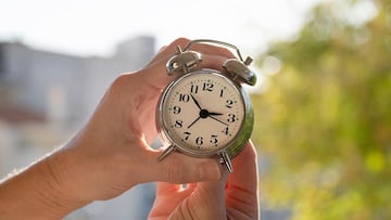 ¿Se adelanta o se atrasa?: todo lo que tienes que saber sobre el cambio de hora en Chile