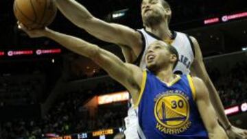 Marc Gasol tapona a Stephen Curry. Ambos son los líderes, de los dos mejores equipos del momento.