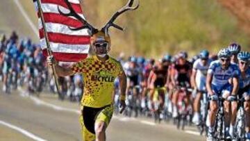 <b>ATAQUE DE CUERNOS. </b>Flecha, bromista, arrebató la bandera de EE UU a este aficionado que es fan de Leipheimer. El muchacho tardó en recuperarla, pero se lo tomó bien.