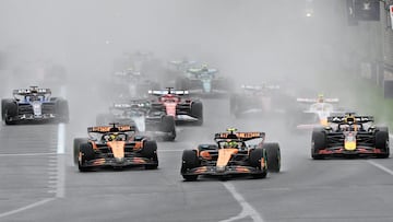 Melbourne (Australia), 16/03/2025.- Lando Norris (C) of McLaren leads into turn 1 during the start of the Australian Formula One Grand Prix at Albert Park in Melbourne, Victoria, Australia, 16 March 2025. (Fórmula Uno) EFE/EPA/JAMES ROSS AUSTRALIA AND NEW ZEALAND OUT