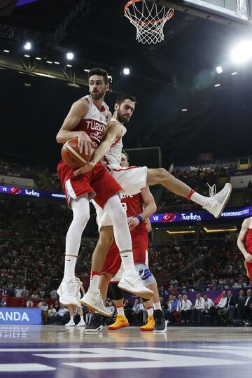 El escolta de la selección española de baloncesto Joan Sastre disputa un balón con el escolta turco Furkan Korkmaz.