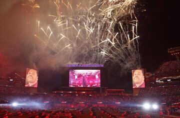 Los fuegos artificiales alumbraron el estadio a lo largo de toda la presentación