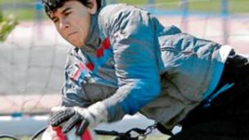 <b>¡A MEJORAR! </b>Óscar Ustari, ayer durante el entrenamiento del Getafe minutos antes de comparecer ante los periodistas.