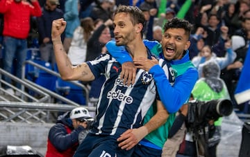 AME4046. MONTERREY (MÉXICO), 07/12/2024.- Sergio Canales (i) y Jesus Corona (d) de Rayados festejan una anotación ante San Luis este sábado, durante el partido de vuelta correspondiente a la semifinal del Torneo Apertura 2024, celebrado en el estadio BBVA de la ciudad de Monterrey (México). EFE/Miguel Sierra
