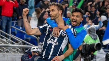 AME4046. MONTERREY (MÉXICO), 07/12/2024.- Sergio Canales (i) y Jesus Corona (d) de Rayados festejan una anotación ante San Luis este sábado, durante el partido de vuelta correspondiente a la semifinal del Torneo Apertura 2024, celebrado en el estadio BBVA de la ciudad de Monterrey (México). EFE/Miguel Sierra