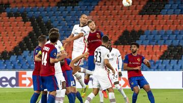 Basel (Switzerland), 06/08/2020.- Basel's Silvan Widmer (C-R) in action against Frankfurt's Bas Dost (C-L) during the UEFA Europa League round of 16, second leg soccer match between FC Basel 1893 and Eintracht Frankfurt at the St. Jakob-Park sta