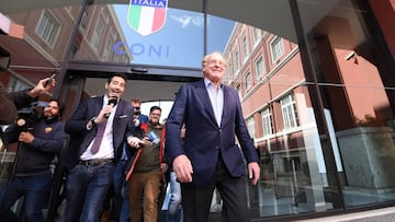 Presidentes de los clubes italianos de f&uacute;tbol, en el momento de entrar a la reuni&oacute;n en el CONI.