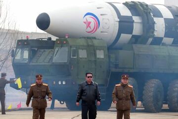 Kim Jong-un supervisa el lanzamiento del misil Hwasong-17.