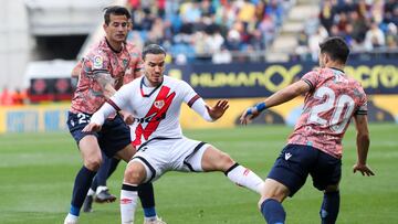 De Tomás pelea un balón con los jugadores del Cádiz.