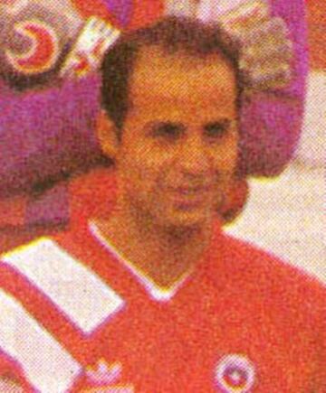El delantero Marco Antonio Figueroa debutó con 31 años y 117 días, el 18-06-1993 ante Paraguay 0-1 por Copa América.