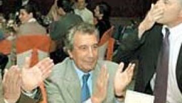 <b>MERECIDA OVACIÓN. </b>Gordillo saluda a los asistentes a la cena de inauguración de la Peña Madridista La Victoria.