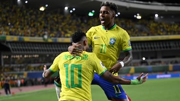 Neymar y Rodrygo celebran uno de los goles contra Bolivia.