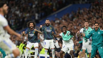 MADRID, SPAIN - MAY 04: Marcelo, Karim Benzema, Vinicius Junior and Toni Kroos of Real Madrid react from the bench during the UEFA Champions League Semi Final Leg Two match between Real Madrid and Manchester City at Estadio Santiago Bernabeu on May 04, 2022 in Madrid, Spain. (Photo by David Ramos/Getty Images)