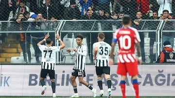 Gedson celebra su gol al Atlético en el amistoso que enfrentó al Besitkas con los rojiblancos en Estambul.