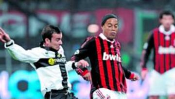 <b>DECISIVO. </b>Ronaldinho cuajó un gran encuentro ante el Parma.