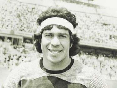 El defensa estuvo en la época de los setenta con los Pumas donde alzó distintos títulos con la camiseta universitaria.