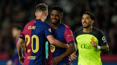 BARCELONA, 22/04/2025.- Los jugadores del FC Barcelona Dani Olmo (i) y Ansu Fati (c) durante el partido de la jornada 33 de LaLiga que FC Barcelona y RCD Mallorca disputan hoy martes en el Estadi Olímpic Lluís Companys, en Barcelona. EFE/Enric Fontcuberta.