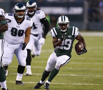 Bilal Powell (29), de los New York Jets, se escapa ante los Philadelphia Eagles.