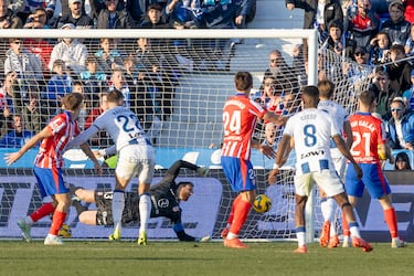 El jugador del Leganés, Nastasic, marca de cabeza el 1-0 al Atlético de Madrid. 