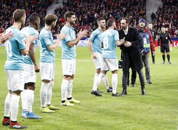 El ex jugador ha recibido en el Wanda Metropolitano un emotivo y merecido homenaje del Atleti, al que se ha sumado el Osasuna, equipo en el que también jugó. En la foto, Juanfran saluda al jugador del Osasuna, Fran Mérida. 