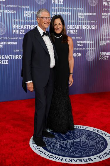 Bill Gates y Paula Hurd posan en la alfombra roja de los Breakthrough Prize celebrados en la ciudad estadounidense de Los Ángeles.