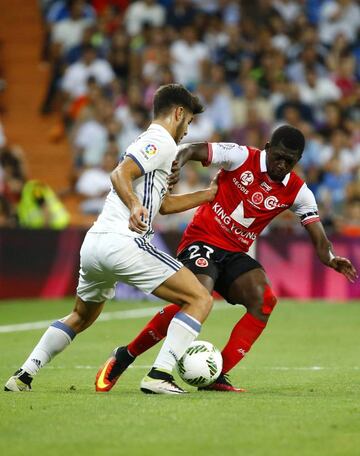 Marco Asensio involved with Hamari Traore of Stade de Reims.