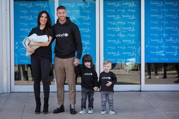 Pilar Rubio y Alejandro abandonan el hospital junto a Ramos y sus dos otros hijos