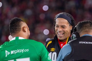 La fiesta en El Campín que disfrutó de la magia de Ronaldinho en el partido entre Santa Fe y Nacional, en el que se le rindió homenaje al brasileño que jugó con la '10' del equipo bogotano.