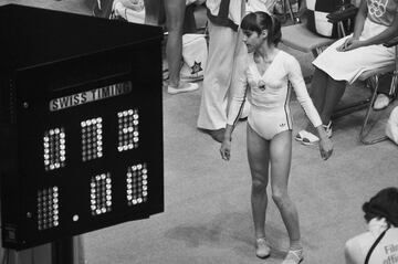 La perfección no existe, o eso dicen. Nadia Comaneci la alcanzó siete veces con 14 años. El primero fue el 18 de julio de 1976, en los Juegos Olímpicos de Montreal. Hasta el marcador se quedó atónito con lo que hizo la rumana. Señaló 1,00, dejando a todos los presentes patidifusos.
Finalmente, los jueces confirmaron que se trataba de un ‘10’, pero el electrónico solo llegaba hasta los 9,99 puntos. Fue un antes y un después en el deporte de la gimnasia. Repetiría hasta seis veces la máxima puntuación, algo histórico, aún más teniendo en cuenta su edad. Simplemente, perfecto. Nadia Elena Comaneci Conner.
