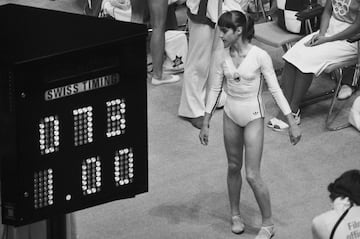 La perfección no existe, o eso dicen. Nadia Comaneci la alcanzó siete veces con 14 años. El primero fue el 18 de julio de 1976, en los Juegos Olímpicos de Montreal. Hasta el marcador se quedó atónito con lo que hizo la rumana. Señaló 1,00, dejando a todos los presentes patidifusos.
Finalmente, los jueces confirmaron que se trataba de un ‘10’, pero el electrónico solo llegaba hasta los 9,99 puntos. Fue un antes y un después en el deporte de la gimnasia. Repetiría hasta seis veces la máxima puntuación, algo histórico, aún más teniendo en cuenta su edad. Simplemente, perfecto. Nadia Elena Comaneci Conner.