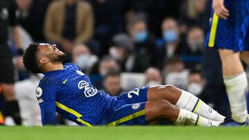 Reece James, jugador del Chelsea, se duele en el césped.