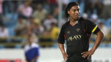 Brazil's Ronaldinho prepares to take a free kick during a friendly match named "A Game from Another Galaxy", against a team featuring Lionel Messi and friends in Maturin June 28, 2008. REUTERS/Jorge Silva (VENEZUELA)