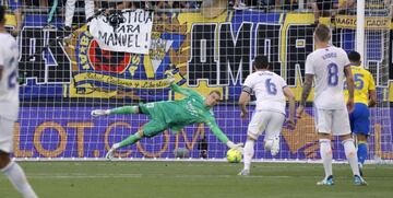 Lunin detiene el penalti lanzado por Negredo durante el Cádiz-Real Madrid del pasado domingo.