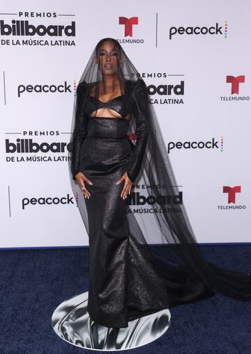 Genesis Suero posa en la alfombra roja de los Latin Billboard Awards.