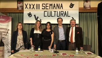 La alcaldesa de la Pedraja de Portillo, Henar González; María Eugenia Martín, Patricia Cazón, el alcalde de Matapozuelos, Conrado Íscar; y Aurelio Martín, organizador de la semana cultural.