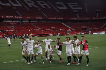 Los jugadores del Sevilla celebran la victoria al final del partido.
