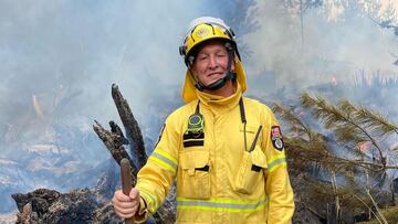 Craig Stevens trabajando de bombero voluntario en Nueva Zelanda. 
