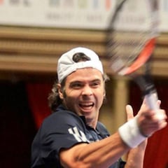 Fernando González cerró la serie con triunfo sobre John McEnroe