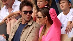 El exjugador de fútbol americano Tom Brady charla con la mujer de Novak, Jelena Djokovic. 
 