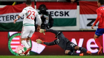 Costa Rica's goalkeeper Leonel Moreira (C) dives in front of Hungary's Nemanja Nikolic (L) during the international friendly football match Hungary against Costa Rica in Budapest on November 14, 2017. / AFP PHOTO / ATTILA KISBENEDEK