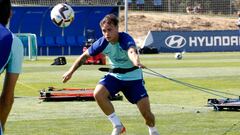 Sergio Díez se dispone a cabecear un balón durante un entrenamiento con el primer equipo.