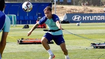 Sergio Díez se dispone a cabecear un balón durante un entrenamiento con el primer equipo.