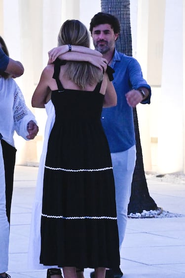 Carla Goyanes Lapique, hermana de Caritina, y Antonio Matos, marido de Caritina, se abrazan a su llegada al tanatorio de en San Pedro Alcántara.