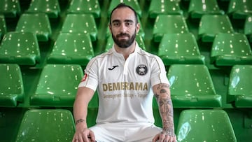 El jugador portugu&eacute;s de f&uacute;tbol sala Ricardinho posa con la camiseta del ACCS Par&iacute;s tras confirmarse su fichaje.